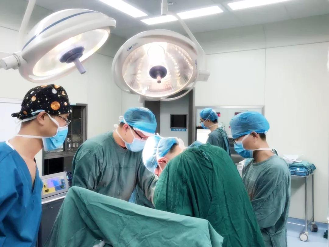 市属综合医院首台第四代达芬奇手术机器人完成首秀